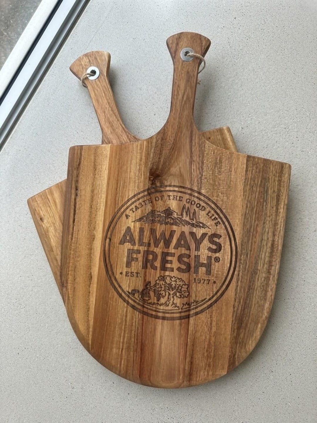 Personalised acacia wood pizza peel – engraved detail