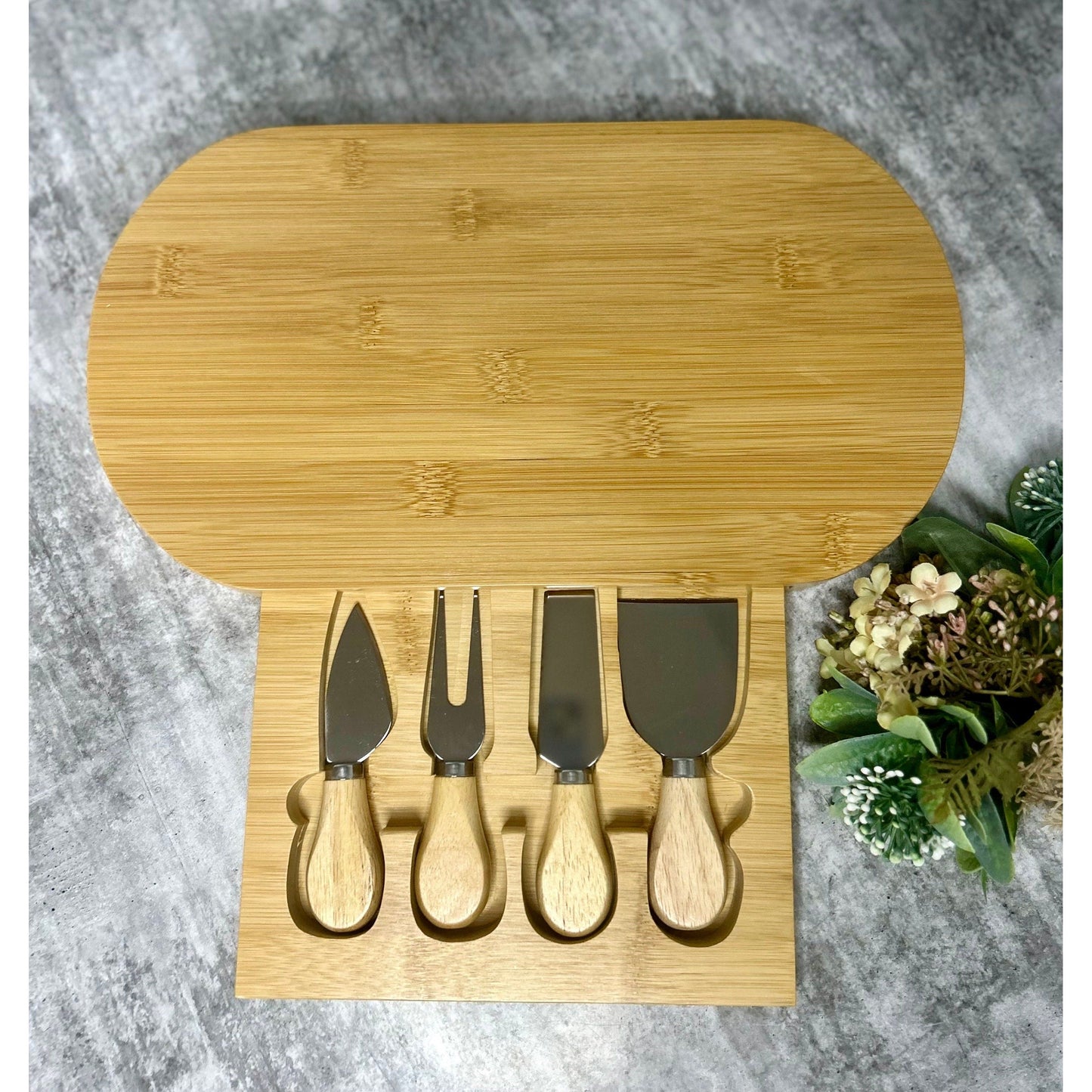 Engraved Bamboo Charcuterie Tray - Floral Wreath